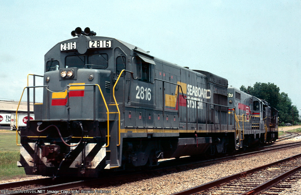 Seaboard System U23B 2816, leading the eastbound MontgomeryDothan (AL) local, switches the